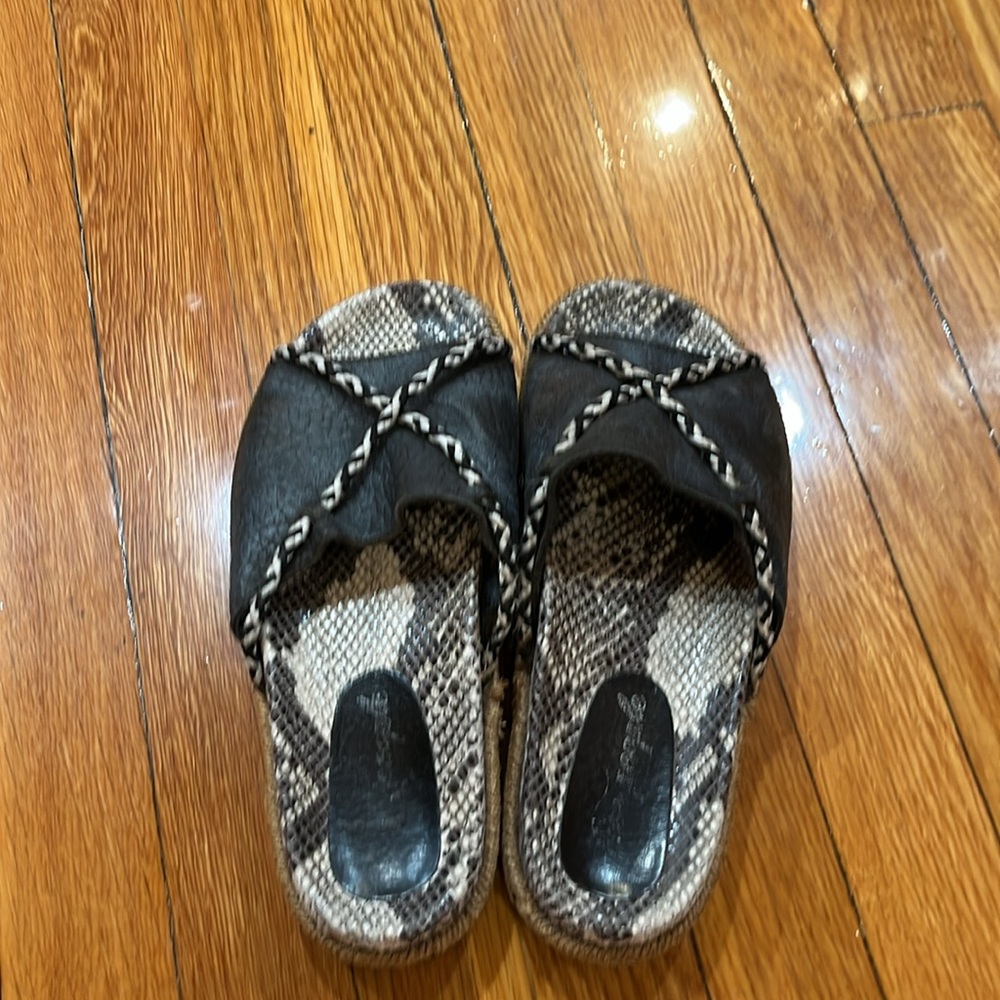 Women’s pre-owned FREE PEOPLE Navy Python Snakeskin Espadrille Slide SZ.7